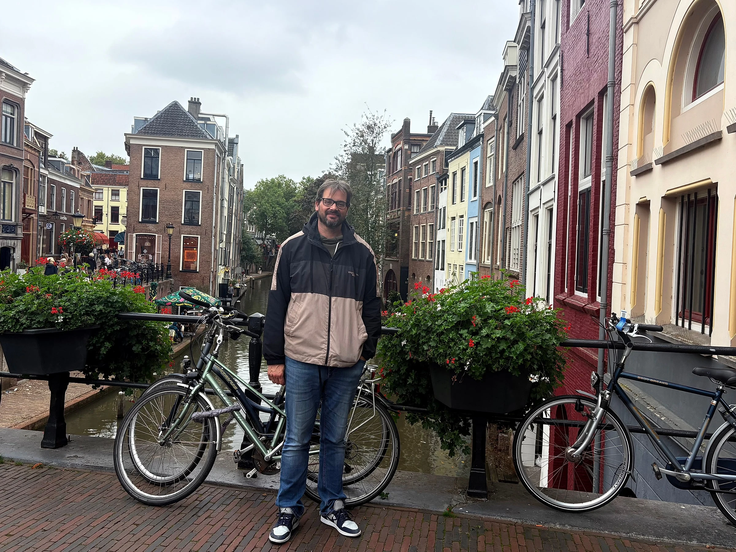 Arjan standing on a bridge over the Oudegracht in Utrecht
